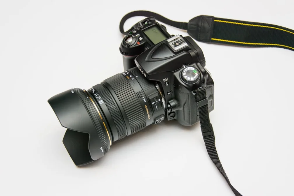 产品摄影外包vs自己拍vs AI生成，哪个更划算？【2026成本对比】